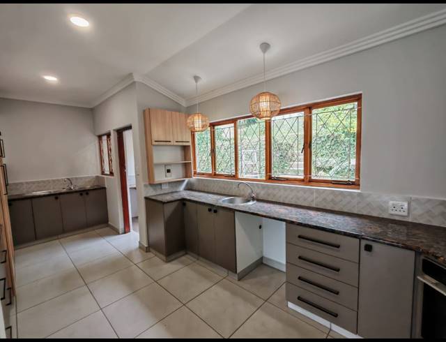 4 BEDROOM HOUSE FOR SALE IN BEREA WEST